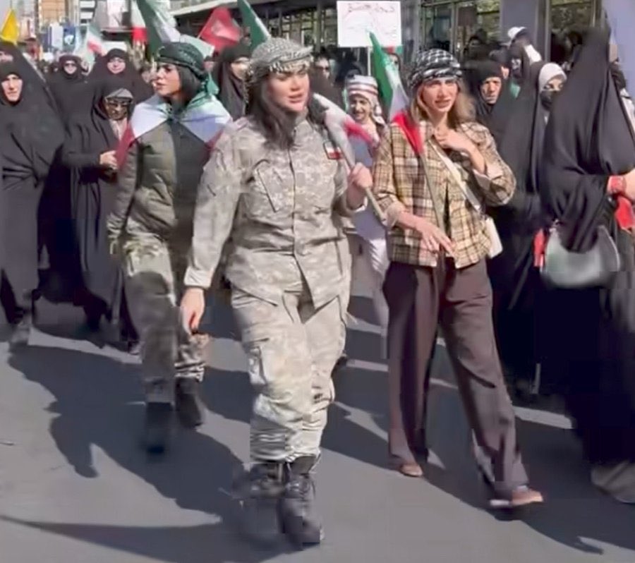 sepide_kavandi's tweet photo. انتقاد من می‌خواد به ذائقه تون خوش نیاد اصلا مهم نیست!
اون لباس سپاه مقدس هست تن هر کسی نباید بشه که با بی حجابی رخ عقاب گرفتن
یا اینکه اگر مخالف موتورسواری بانوان هستیم محجبه و غیر محجبه نداره!
عجب گل به خودی ای اسماعیل https://t.co/kG7u4fMRLA