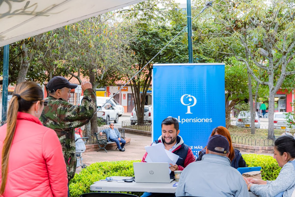 casa_calera's tweet photo. Durante la jornada que vivimos en el parque principal, muchos ciudadanos resolvieron sus inquietudes sobre los beneficios de Colpensiones y el programa BEPS.
Nuestro compromiso es seguir trayendo soluciones que brinden tranquilidad y bienestar a largo plazo para todos. https://t.co/traWl2aTAq