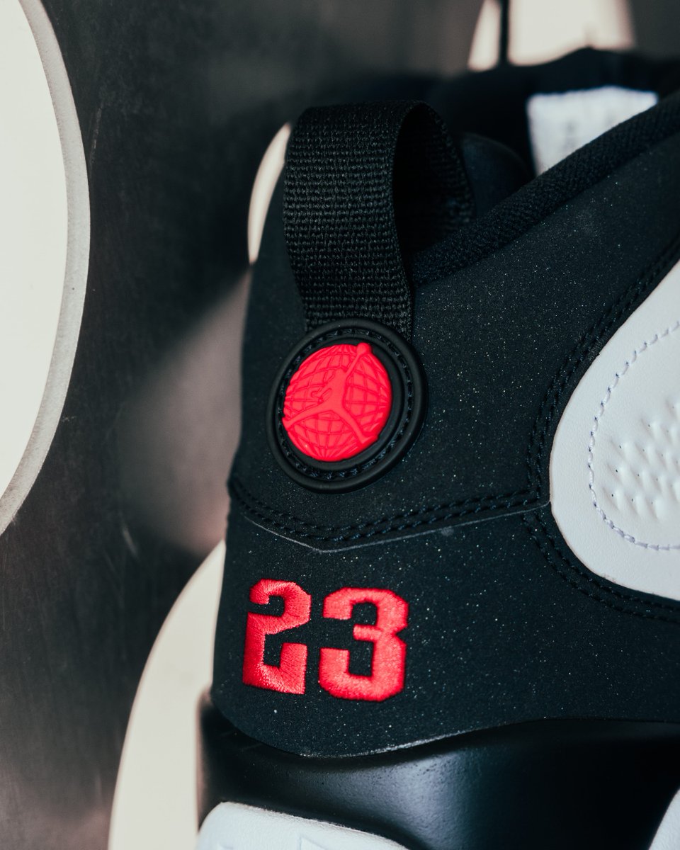 DTLRVILLA's tweet photo. Dropping tomorrow morning (9.19) 🚀 The Air Jordan 9 “Space Jam” Returns for Another Close-Up

See More: https://t.co/GyQQIWg986 https://t.co/ML2sTu3YnG