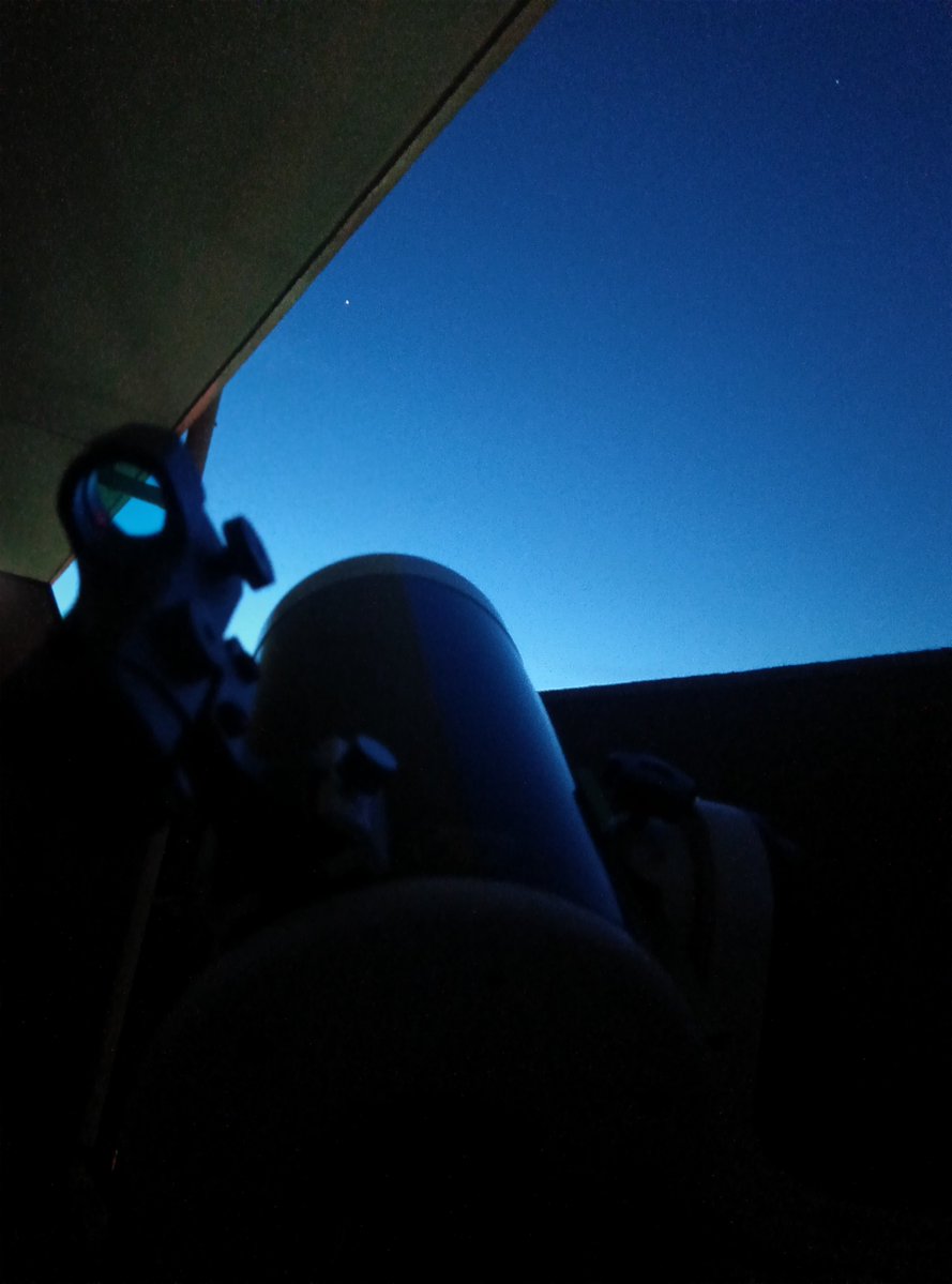 jto24294's tweet photo. さっき目が覚めて、ベランダ出たら東で木星がキラキラしてたのですぐにgti経緯台とMac127をセッティング。北に向けてワンアライメントで木星をセット。手動で導入してポイントトラックしたら、ずっと追尾して一時間ほど観望してました。gti経緯台セット10分くらいで出来るんで凄いわ。 https://t.co/CjQWXTfiKy