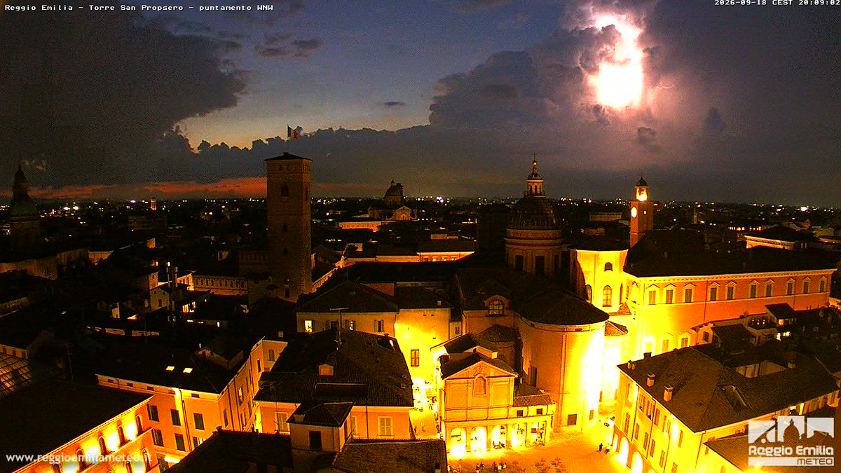 remeteo's tweet photo. Fulmini e saette! Poco dopo le 20 bello spettacolo nei cieli di Reggio Emilia, ecco due scatti della nostra webcam di Torre San Prospero 🌩️🌩️
➡️https://t.co/DnVnkeTwDr
#temporale #ReggioEmilia #Meteo #fulmini https://t.co/GjS6rjGp9Z