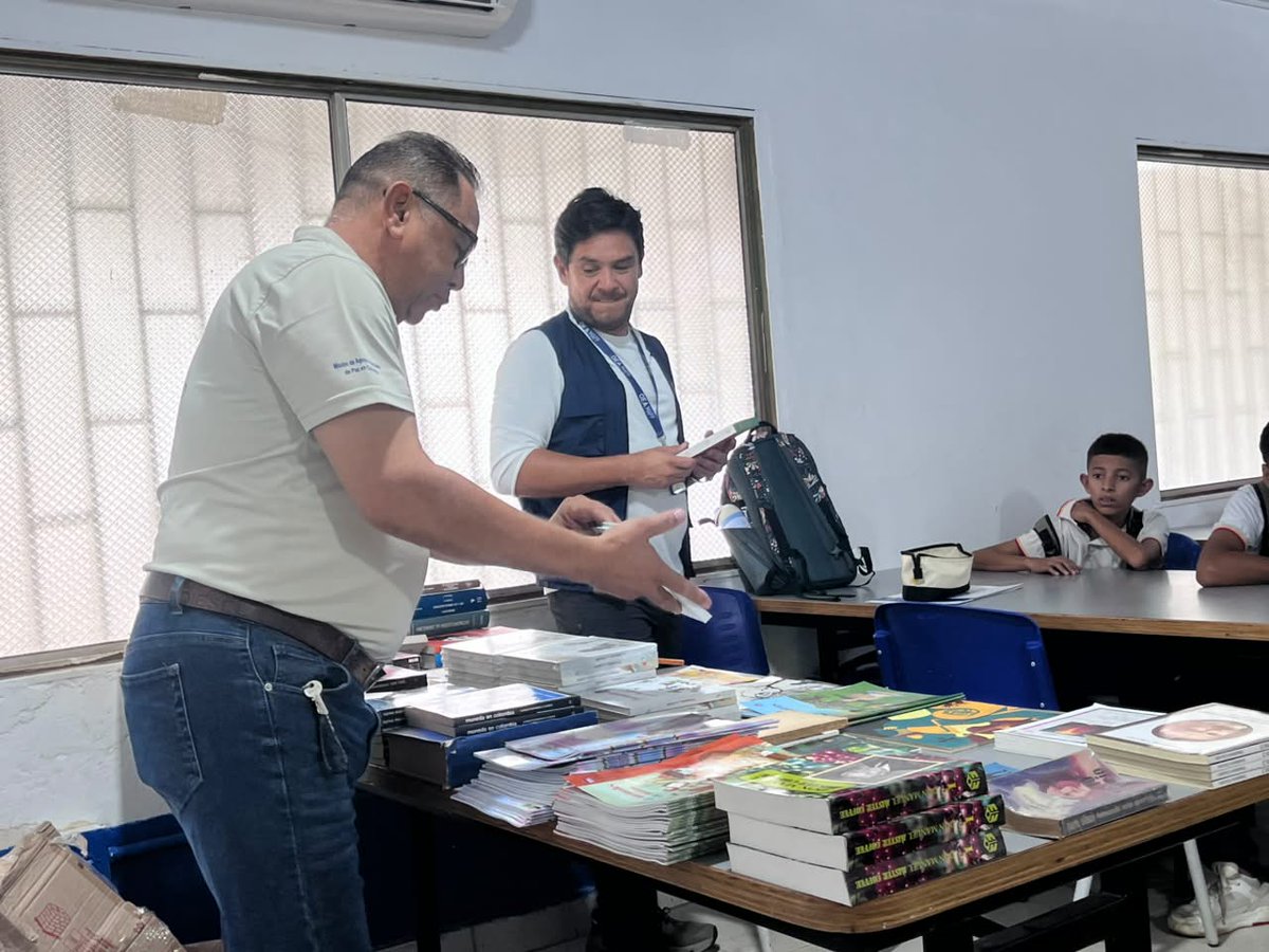 MAPPOEA's tweet photo. 📚 Llegamos con la #RutaMásLibrosMásPaz a la Institución Educativa Guaimaro, en Cáceres, #Antioquia, con una donación de libros de nuestra campaña #DonarUnLibroEsUnHechoDePaz.

Una entrega única, ya que busca aportar a las iniciativas de permanencia escolar y contribuir a la reducción de la deserción con nuevas herramientas para las comunidades. 📖✨