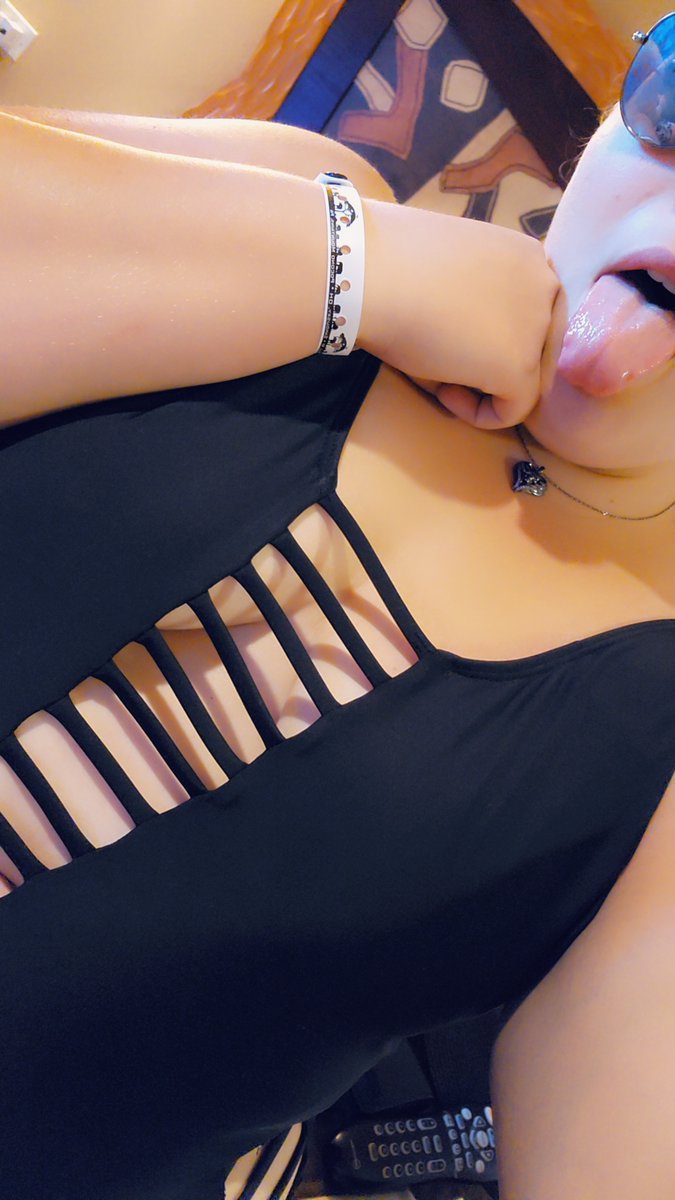 bentleyxmoon's tweet photo. I wish I could post the topless version 🙈 https://t.co/ZoSBMncTt2