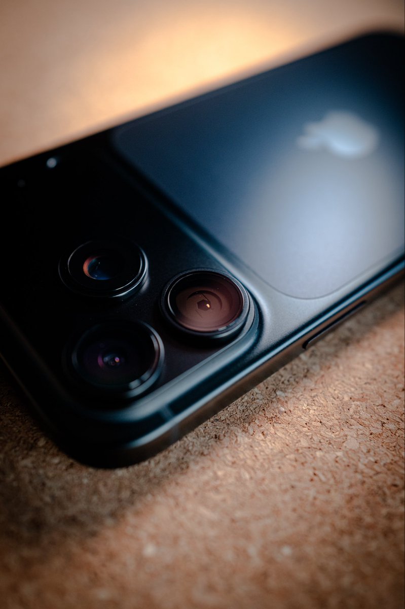 jackey_zeng's tweet photo. Back in black!🎵 The iPhone 18 Pro Max Black is just PERFECTION at its finest🖤 #apple #iPhone #black #leica https://t.co/TdPAXF8w5Z