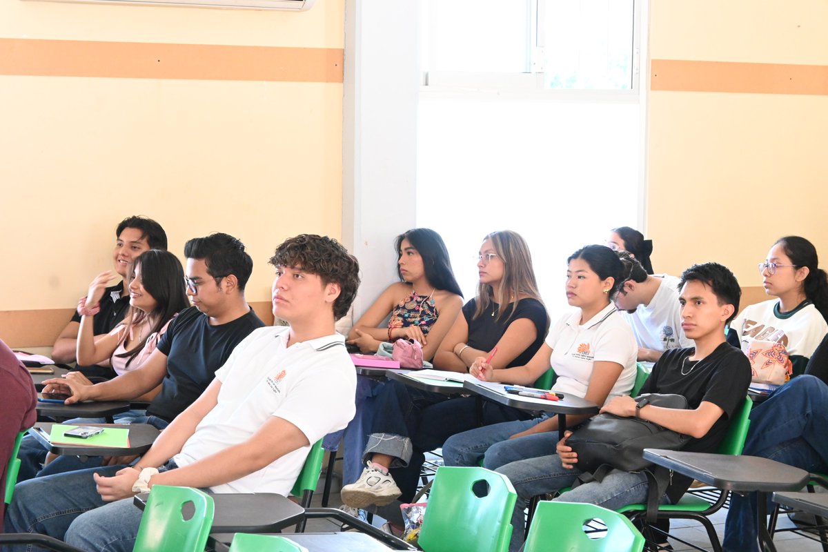 normal_ensv's tweet photo. 🟠 Docentes y jefes de grupo de la ENSV participaron en un curso-taller sobre prevención de las violencias y acompañamiento psicoemocional. La jornada permitió conocer protocolos y compartir reflexiones para atender estos temas dentro de la comunidad educativa. https://t.co/R7ZRPLu0sZ