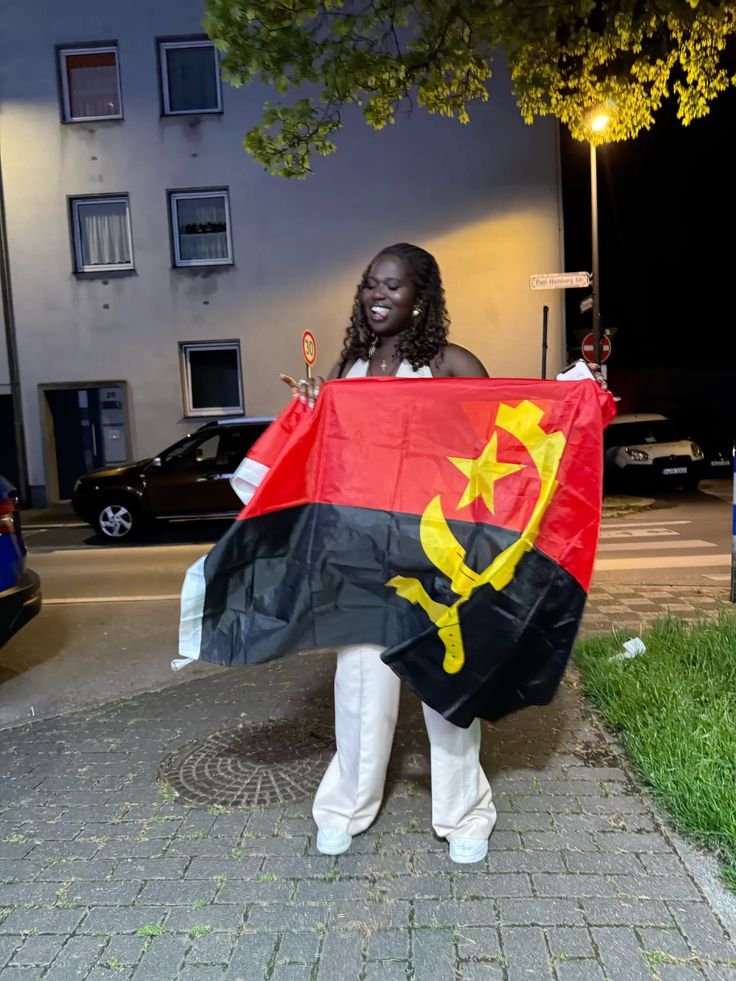 ashanti_42840's tweet photo. Wtf do Angolans think they look like😭? Yes, the 🇵🇹Portuguese was running amok in Angola but they did not turn it into the Dominican Republic, ya'll are black as hell just like the rest of us. Why are so many Africans obsessed with looking mixed-race? https://t.co/z9wdVemdeU