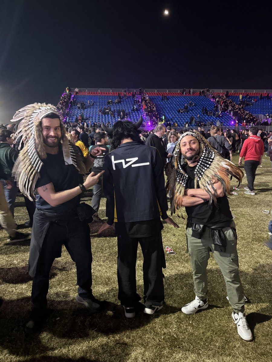 niestemp's tweet photo. en el show de Jamiroquai me encontré estos tipazos, les mando un abrazo https://t.co/wlhhD8xgE4