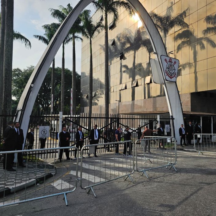 MeuTimao's tweet photo. 🚨 | O Tribunal de Justiça de São Paulo (TJ-SP) acatou recurso e suspendeu a Assembleia Geral (AG) da reforma do Estatuto do Corinthians. O pleito estava marcado para este sábado, 19, no Parque São Jorge.

Segundo documento, ao qual o Meu Timão teve acesso, o desembargador Maurício Campos da Silva Velho, 4ª Câmara de Direito Privado, aplicou o efeito suspensivo após os conselheiros vitalícios Ademir de Carvalho Benedito, Guilherme Gonçalves Strenger e Alexandre Husni entrarem com nova ação. Dessa forma, a votação está paralisada até o julgamento final da apelação.