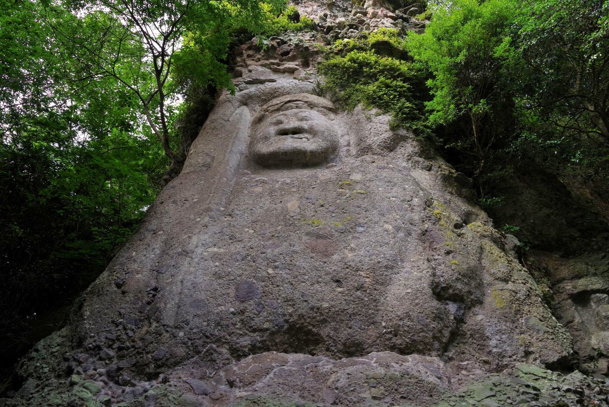 paruki9701's tweet photo. 熊野摩崖仏（大分）

人知れず悠久の時を刻み続ける、古の人々が遺したもの

西へ向かう旅路のところどころで、歴史はシュナに無言で語る

※「シュナの旅」24～25ページのイメージです。 https://t.co/Xko8KQgpBw