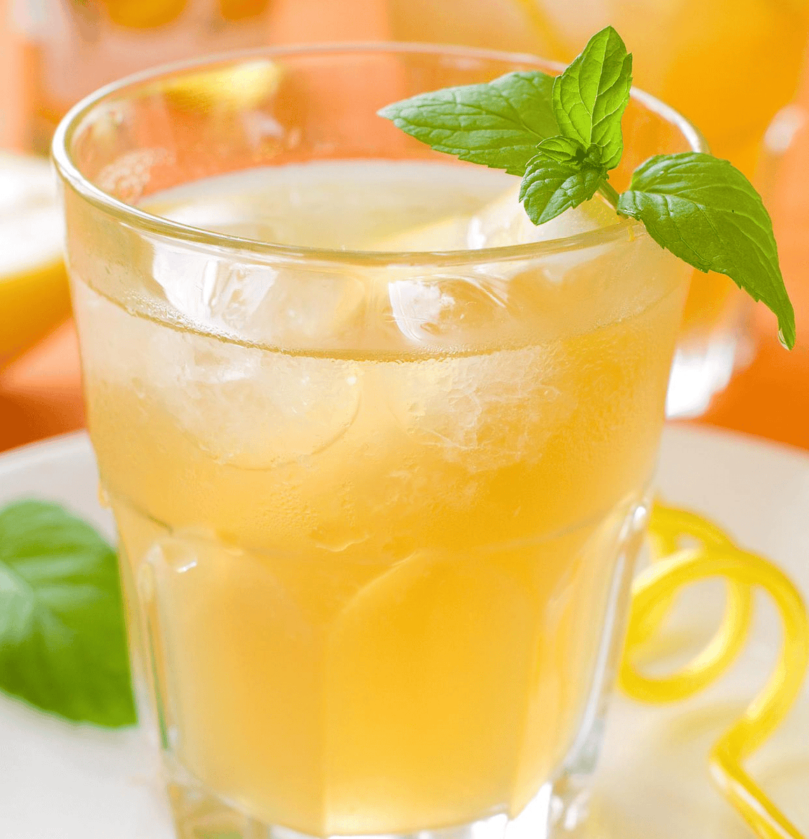 c844455078764c5's tweet photo. Quick iced honey lemon tea for a hot day! Squeeze half a lemon, mix with 1 tsp honey, pour over ice, done in 2 mins. Perfect refreshment!， https://t.co/nvQ9c44F6z