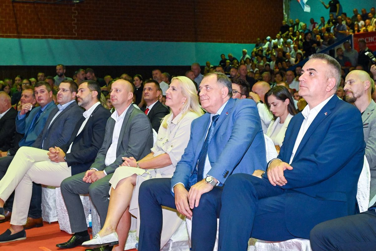 SNSDDodik's tweet photo. Приједор је вечерас послао јасну поруку: подршка политици стабилности, развоја и очувања Републике Српске никада није била снажнија! 🤝

@minic_savo и @Cvijanovic_Z добили су огромно повјерење наших Приједорчана. То није случајно, то је резултат година заједничког рада, заједништва и међусобног поштовања. 

✔️4.октобра настављамо заједно, још снажније за наш Приједор и нашу Републику Српску!

Увијек уз НАРОД
Увијек уз СРПСКУ