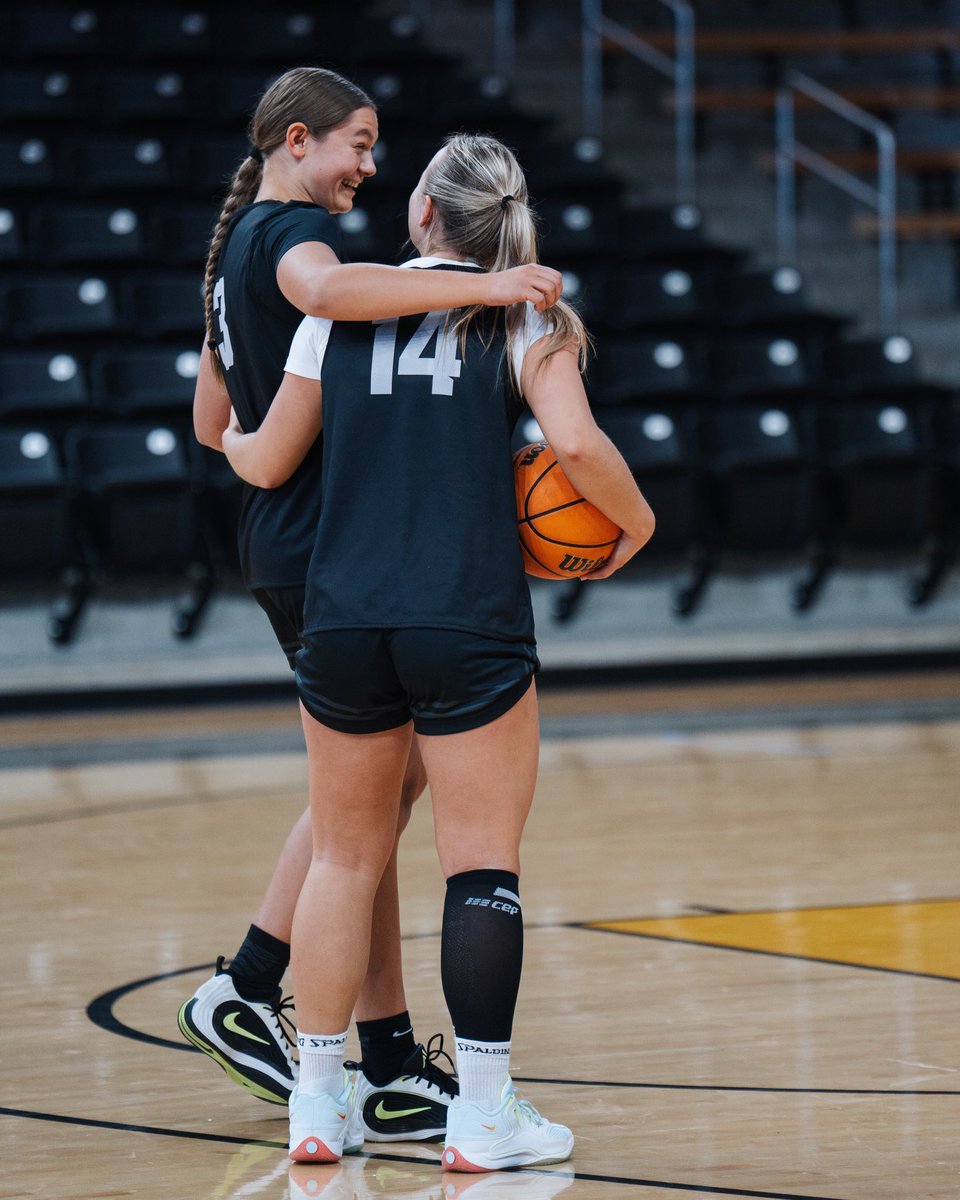 VandalsWBB's tweet photo. Building something special 💍💍 https://t.co/pz7CdoUAjt