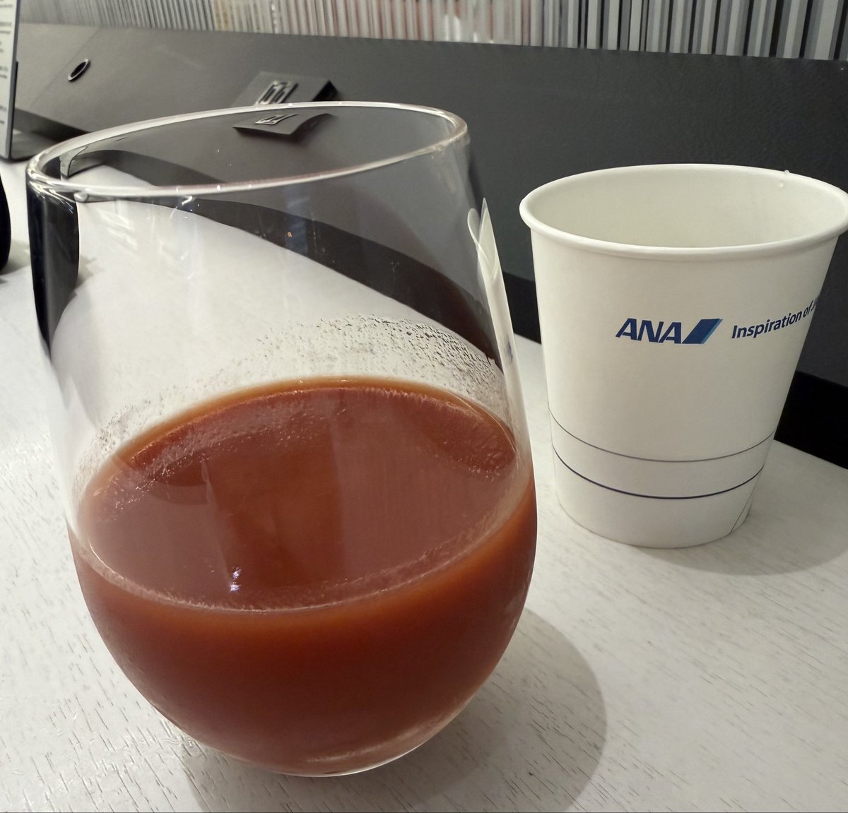 howhow_sr's tweet photo. 普段はトマトジュースなんて飲まないのに、空港のラウンジに来ると飲んでしまいます✈️ https://t.co/Y4JwGQSKRk
