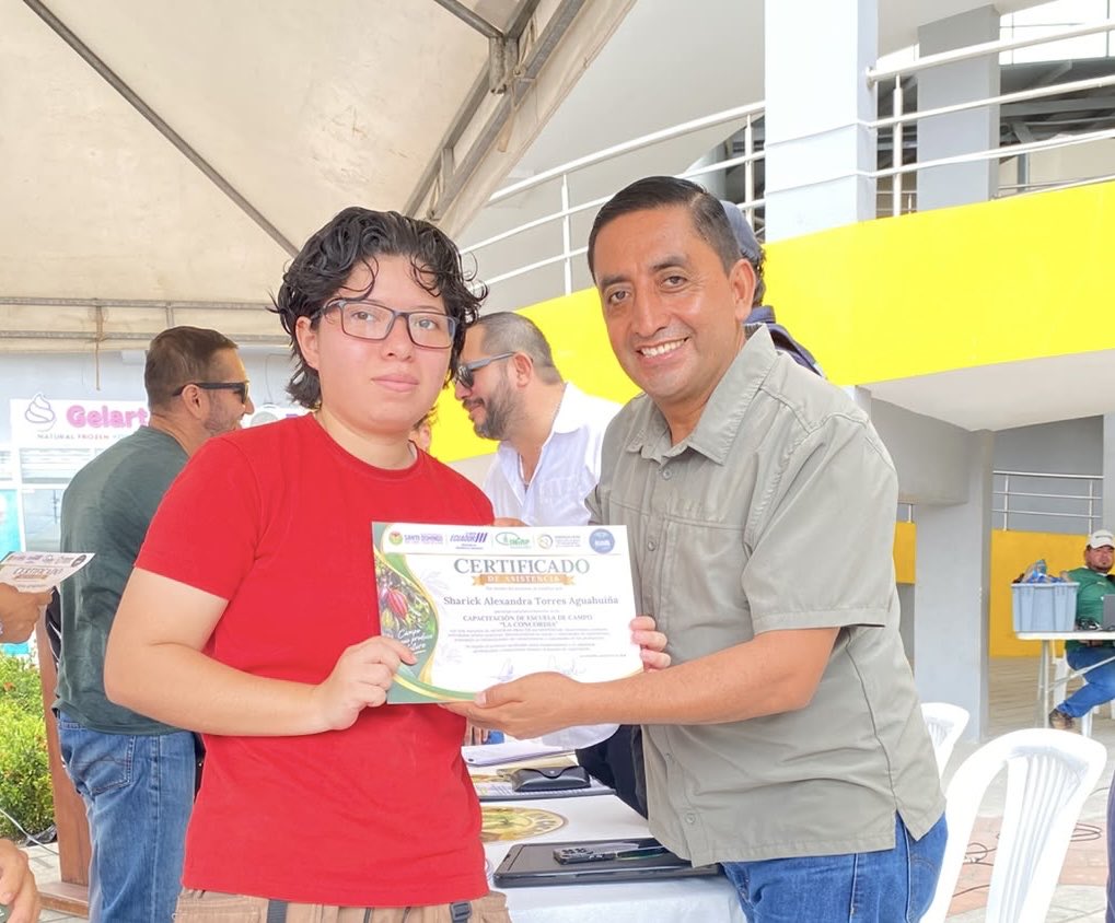 INIAPECUADOR's tweet photo. #SantoDomingo | Fortalecemos las capacidades de productores de cacao mediante Escuelas de Campo. 🍫🌱

Especialistas del INIAP compartieron conocimientos sobre suelo, viveros, injertación y podas, beneficiando a productores de La Concordia y Esmeraldas. https://t.co/sG77njMwc0