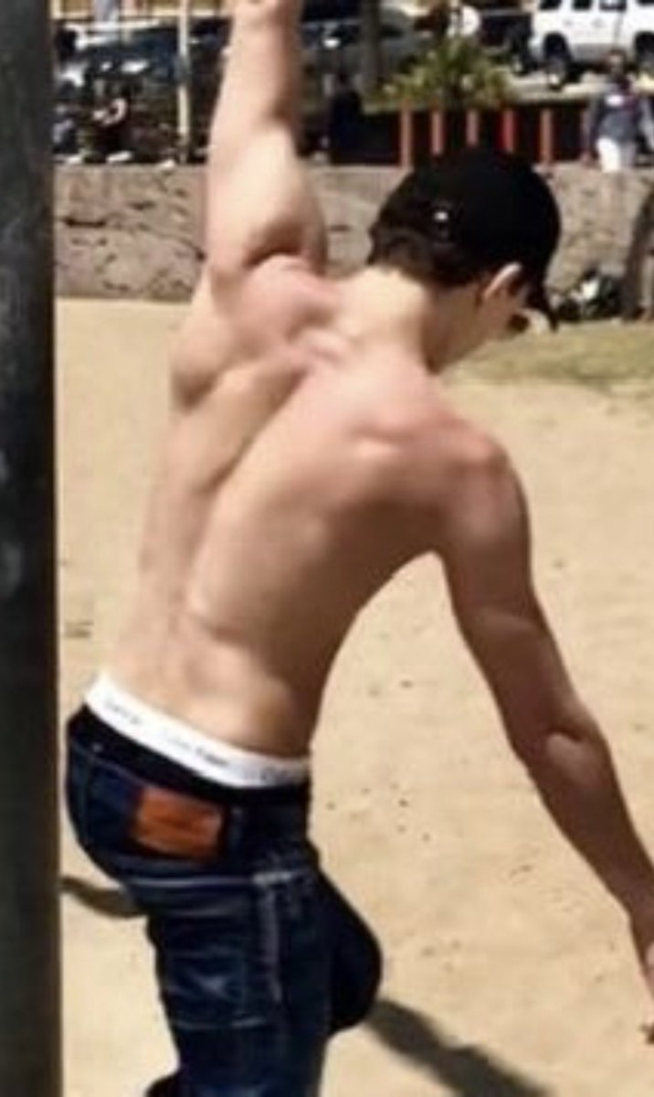 Sashq06's tweet photo. Tom Holland's body is insane 
#TomHolland #SpiderMan https://t.co/u4u76cfve9