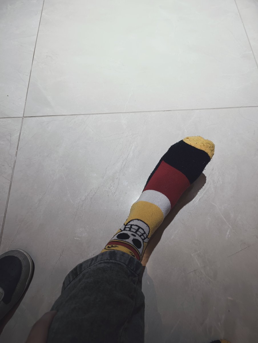 oiotnas's tweet photo. olhem minha meia https://t.co/4g0seDAvai