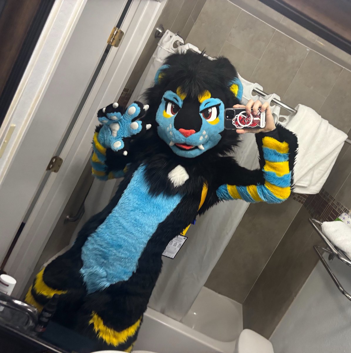sunkissedgryph's tweet photo. roaming around at ASC!! come say hi to the luxray :33 #ASC26 https://t.co/lBGiLysK1i