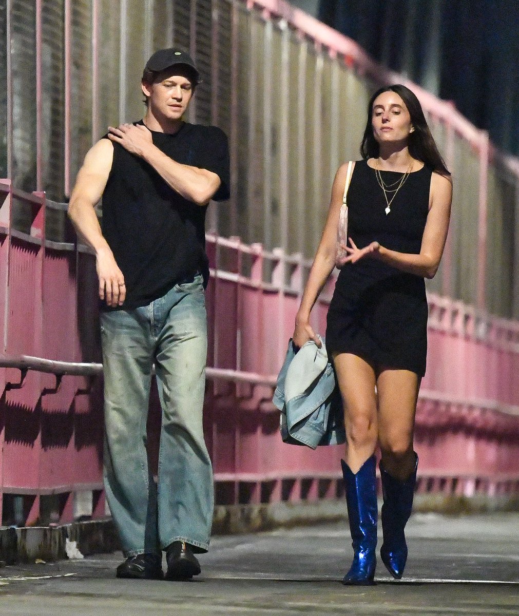 21metgala's tweet photo. Joe Alwyn and Mary Beth Barone are spotted on a date night in New York City. https://t.co/ftqFMsHrUK
