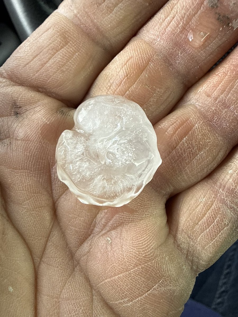 Lopez16011's tweet photo. @NWSAlbuquerque quarter size hail and flooding in Farmington. #NMWX https://t.co/2Fk5BxF7vG