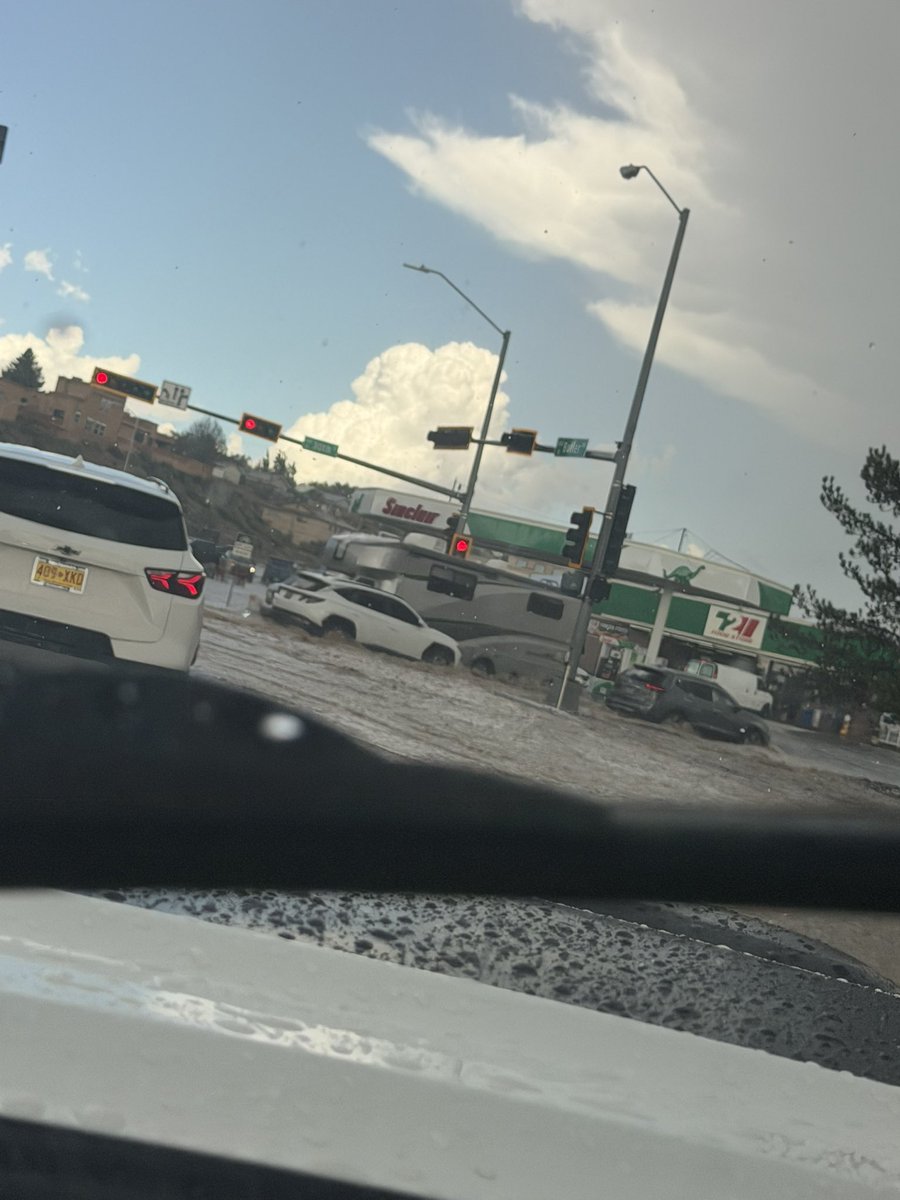 Lopez16011's tweet photo. @NWSAlbuquerque quarter size hail and flooding in Farmington. #NMWX https://t.co/2Fk5BxF7vG
