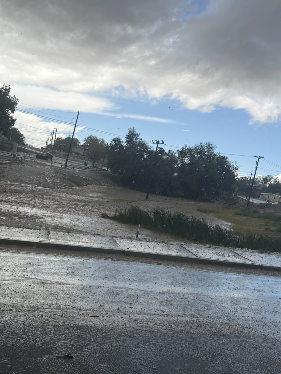 Lopez16011's tweet photo. @NWSAlbuquerque quarter size hail and flooding in Farmington. #NMWX https://t.co/2Fk5BxF7vG
