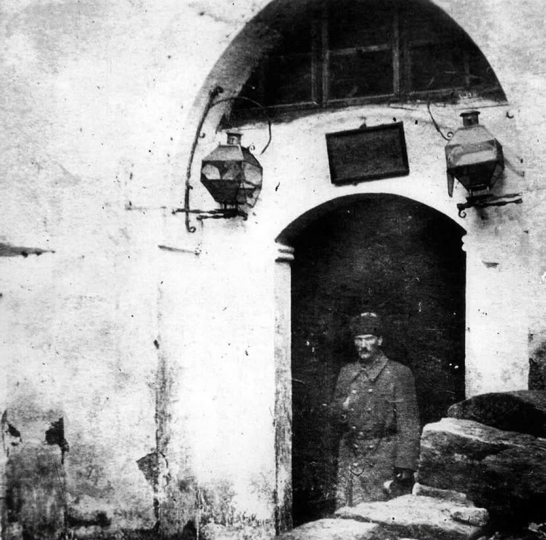 TarihteOan's tweet photo. 1917; İkinci Ordu Komutanı Mustafa Kemal Paşa, Diyarbakır’daki karargâh binasının kapısında… https://t.co/NDKL7qSeqs