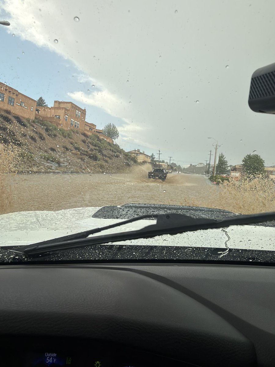 Lopez16011's tweet photo. @granttosterudwx flooding and quarter size hail in Farmington https://t.co/RqrZ5BzYqb