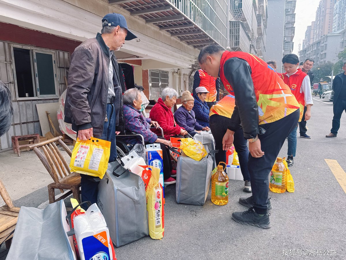 happysunup1004's tweet photo. Spent the morning packing care kits for elderly community members—small acts, big warmth. So glad I could show up today! https://t.co/xea7rNGAbQ