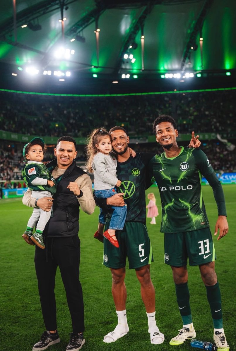 VfLWolfsburg_PT's tweet photo. Isso é Brasil! #Rogério, @Viniciusouza99 e #Cleiton! 🐺💚🤍🇧🇷
🟢⚪️ #VfLWolfsburg #WOBSVD https://t.co/18bqBNDIPR
