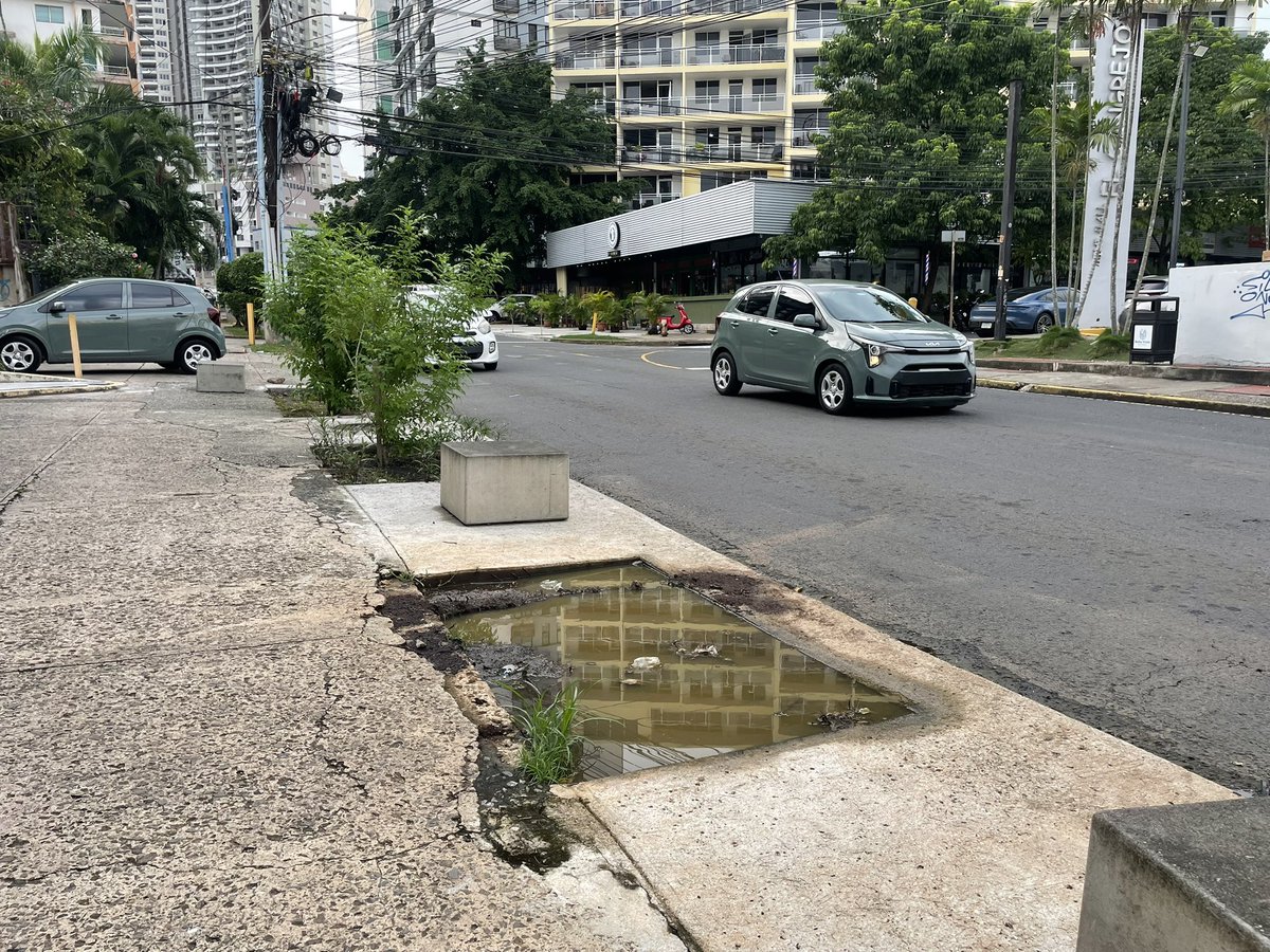 freddypitti's tweet photo. Querer robarse el crédito por la construcción de aceras ejecutado por un proyecto inmobiliario, es lo más patético que he visto en mucho tiempo. 

¿Por qué las aceras que realmente está construyendo la @Panamaalcaldia no se ven así?    Cc @arquiterror https://t.co/7vxxXAlUtq