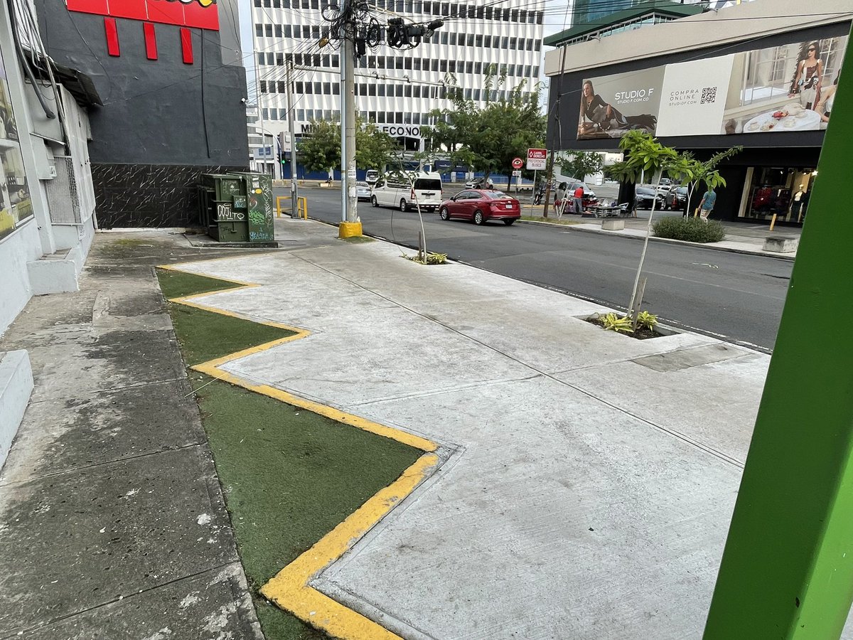 freddypitti's tweet photo. Querer robarse el crédito por la construcción de aceras ejecutado por un proyecto inmobiliario, es lo más patético que he visto en mucho tiempo. 

¿Por qué las aceras que realmente está construyendo la @Panamaalcaldia no se ven así?    Cc @arquiterror https://t.co/7vxxXAlUtq