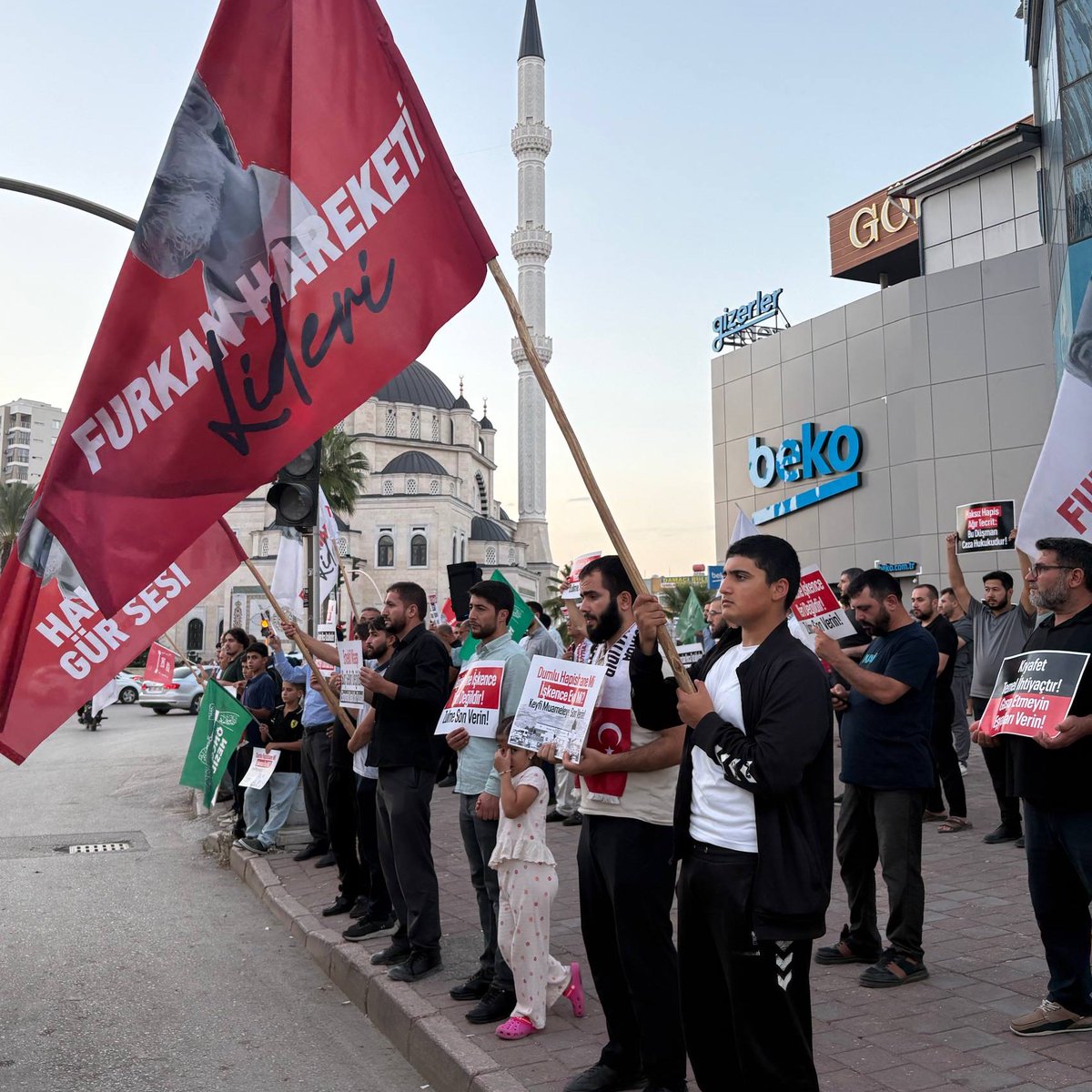 fhengellenemezz's tweet photo. Susturamazsınız! Tecritle, Baskınla Alparslan Hocamızı Yıldıramazsınız! 

Hakkında kesinleşmiş bir mahkûmiyet kararı bulunmayan Alparslan Kuytul Hocaefendi, Erzurum’a sürgün edilmiş, tek kişilik tecrite alınmış, havalandırma süresi kısıtlanmış ve en temel şahsi ihtiyaçlarını karşılama haklarından mahrum bırakılmıştır. Erzurum’un dondurucu soğuklarına rağmen kışlık kıyafetleri bir aydır kendisine ulaştırılmamaktadır.

Son olarak da savunma hazırlığı için kendisine teslim edilen dava dosyaları gerekçe gösterilerek koğuşuna baskın yapılmış, eşyaları darmadağın edilmiş ve savunma evraklarına el konulmuştur. 

BİLİNMESİNİ İSTERİZ Kİ; 
Bizler talebeleri ve sevenleri olarak Hocamızın sesi olmayı bir şeref, O’nun haklarını savunmayı kendimize görev bilenleriz. Alparslan Kuytul Hocaefendi’ye reva görülen tek bir haksızlık ve hukuksuzluk dahi yanıtsız kalmayacak; özgürlük mücadelemize kesintisiz bir şekilde devam edeceğiz.

#YargıEliyleZulüm
Dumlu1Nolu IşkenceEvi
AlparslanHocaya Ozgürlük