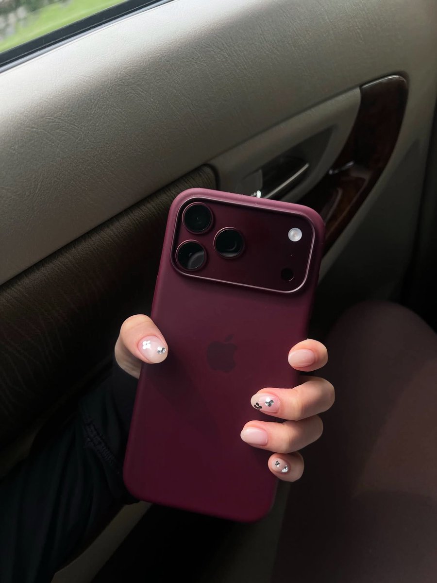 TOTTI6t21's tweet photo. a user just got her nails done https://t.co/lOYSHleVnR