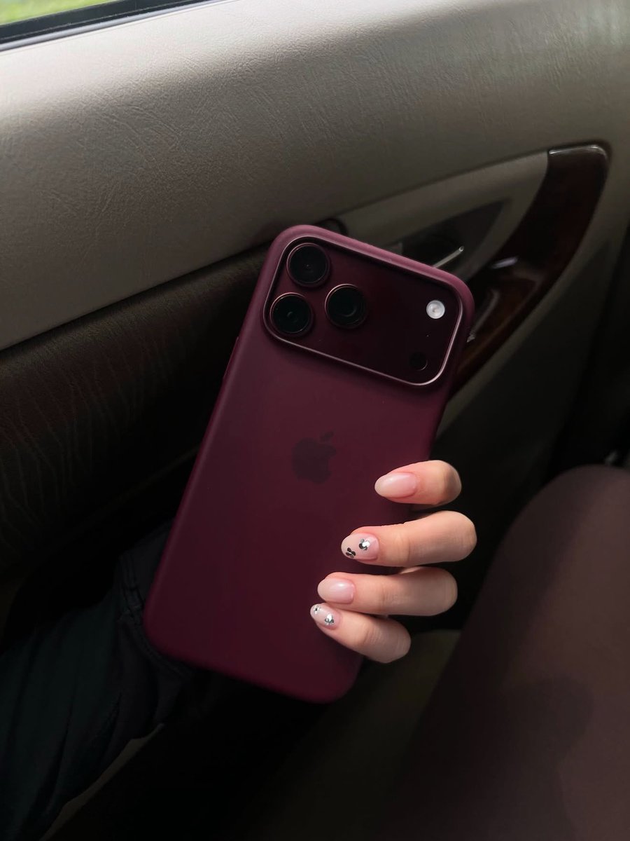 TOTTI6t21's tweet photo. a user just got her nails done https://t.co/lOYSHleVnR