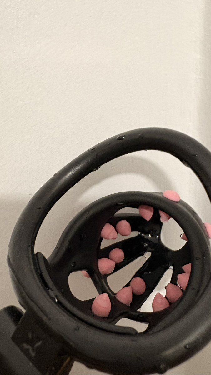 cuckoldyang610's tweet photo. I bought a new cage to punish my sex addiction ♠️， when my needle dick erecting, the spikes will dig in to my glans penis. The only thing I can do is become a comfort person for a superior female and bbc♠️

#sissy #NTR #blacked https://t.co/eioQ6YgSg9