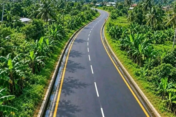 EngeesBishop's tweet photo. Umo Eno do road pass Alex Otti,
The difference be say Umo Eno own na for inside villages while Otti own na for town.

 this is a New road that will be commissioned tomorrow https://t.co/7cUglTVRi8