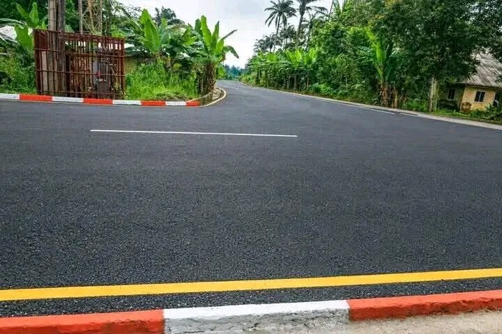 EngeesBishop's tweet photo. Umo Eno do road pass Alex Otti,
The difference be say Umo Eno own na for inside villages while Otti own na for town.

 this is a New road that will be commissioned tomorrow https://t.co/7cUglTVRi8