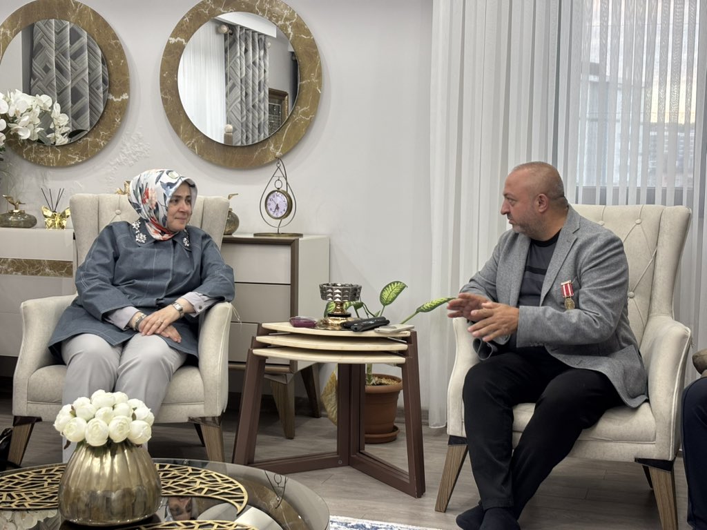 tugbaisikercan's tweet photo. 📍Pendik

Gaziler Günü vesilesiyle vatanımızın bağımsızlığı ve milletimizin huzuru uğruna canını siper eden terör gazimiz Sn. Oktay Kaya’yı teşkilatımızla birlikte hanesinde ziyaret ettik. 

Şehitlerimizin aziz hatırası ve gazilerimizin cesareti bu toprakların en büyük güvencesidir.
Rabbim tüm gazilerimize hayırlı, sağlıklı ve uzun ömürler nasip eylesin.