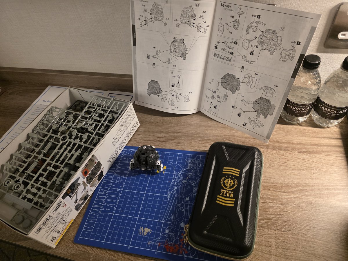 WeedDigimon's tweet photo. Post #vexpo day 1 and #shoncon day shon gunpla building time before bed. https://t.co/b5QbubZmBy