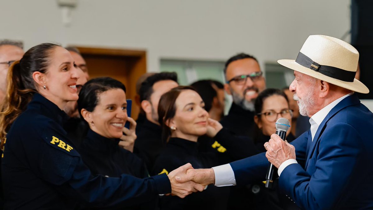 LulaOficial's tweet photo. Hoje, no Rio de Janeiro, demos um passo importante para construir um novo padrão de segurança pública no Brasil.

O crime organizado não respeita fronteiras entre estados e municípios. Por isso, a resposta do Estado também não pode ser fragmentada. 

Polícia Militar, Polícia Civil, Polícia Federal, Polícia Rodoviária Federal, Polícia Penal e municípios precisam trabalhar juntos, compartilhando inteligência e atuando com o mesmo objetivo.

Estamos começando pelo Rio uma estratégia baseada em três frentes: sufocar a logística e a mobilidade do crime, recuperar territórios e fortalecer a capacidade das cidades na segurança pública.

A PEC da Segurança Pública que enviamos ao Congresso busca justamente criar as condições para essa integração em todo o país.

O objetivo é claro: vencer o crime organizado e dar tranquilidade aos brasileiros e brasileiras.

📸 @ricardostuckert