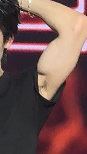 favouritecoI0ur's tweet photo. this jaehyun armpit meal LET ME GET IT!!!!!!! https://t.co/qTI2xLaSyN