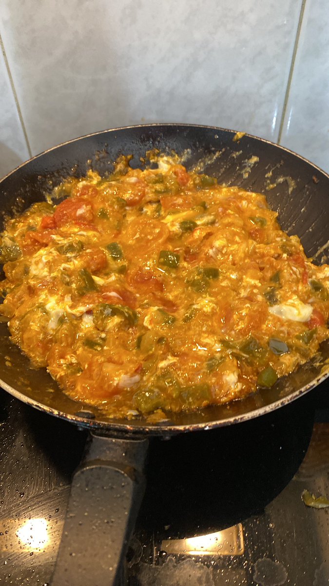 yyf6d0's tweet photo. this is the best meal ever for losing weight i swear. its so tasty and the whole thing is only about 300 calories i PROMISE you will get full from not even half of it.

green peppers, onion, cherry tomatoes and 2 eggs https://t.co/fmhlKgC9le