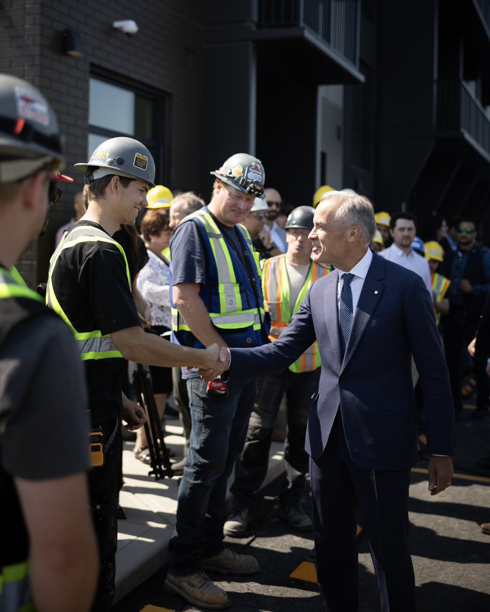 MarkJCarney's tweet photo. Team Canada Strong is our plan to recruit, train, and hire 100,000 skilled trades workers — to build Canada’s ports, homes, bridges, and roads.
 
That plan just kicked into high gear. Starting today, Canadian businesses can apply for funding to hire and train new apprentices — getting more Canadian talent onto job sites, fast.