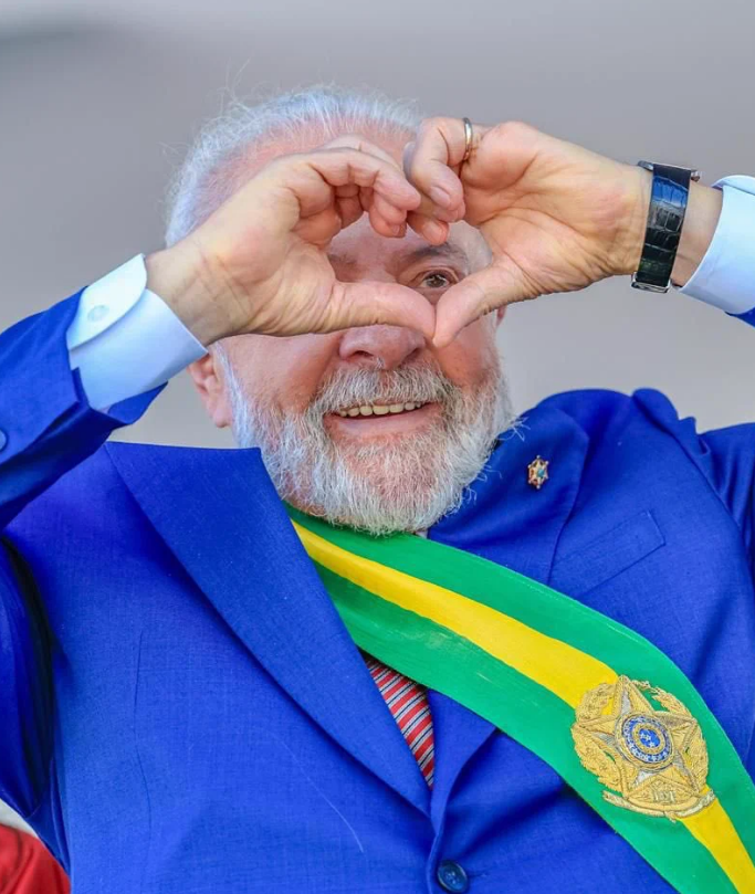 SiteJamesons's tweet photo. Gente, preciso dividir esse momento com vocês porque eu ainda tô em choque. Cheguei em casa agora, depois de um dia puxado no trabalho e, juro, parece que tô vivendo um sonho.

Como assim o Presidente Lula deu RT e ainda elogiou nosso conteúdo? Mano, eu tô rindo de nervoso até agora kkkkkk.

De verdade, nunca, nem nos meus sonhos mais malucos, imaginei que isso fosse acontecer. É aquele tipo de reconhecimento que deixa a gente sem chão. Passei o dia inteiro fingindo que tava de boa, mas por dentro eu tremia mais que vara verde.

E olha… foi disparado o post mais compartilhado e comentado que já fizemos. É impossível responder todo mundo, mas tô me esforçando pra ler e curtir o máximo de mensagens. Vocês são incríveis, obrigado demais pelo carinho!

A real é que vocês são o combustível dessa jornada. A gente produz conteúdo pra mostrar que a comunidade nerd não é só feita de gente preconceituosa que só liga pras lutinhas. Tem muito nerd que vibra com as mensagens, metáforas e a humanidade que esses personagens e universos carregam.

Agora, depois desse turbilhão, vou tirar a noite pra relaxar e começar minha jogatina de Wolverine. Fiquem ligados porque no fim de semana vou trazendo conteúdos pontuais com tudo o que eu achar interessante e digno de nota no jogo.

Vocês são maravilhosos. Muito obrigado por fazerem parte disso ❤️
