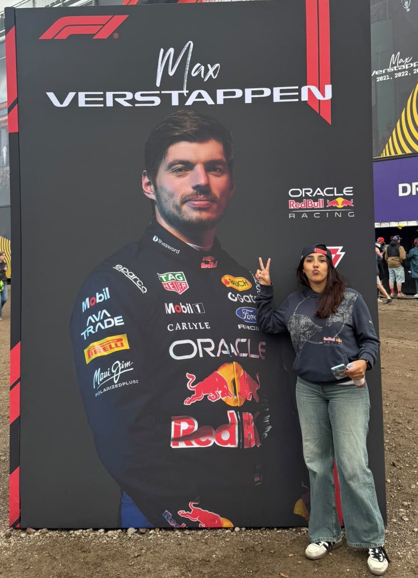 lec1stappen's tweet photo. user lec1stappen posing with her dads as if her dad isnt taking the pics https://t.co/jGgm6swOpb