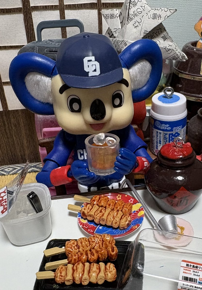 pakopokopa's tweet photo. 『ご褒美🐨💙』
台風の動きにご注意ください
頑張れドラゴンズ⚾️
今週もおつかれさまでした
なにかしら頑張ろう 
#ドアラ #ドアラ先生 #doala #中日ドラゴンズ #dragons #フィギュア #ガチャガチャ #ミニチュア https://t.co/gfYWVzKu0h