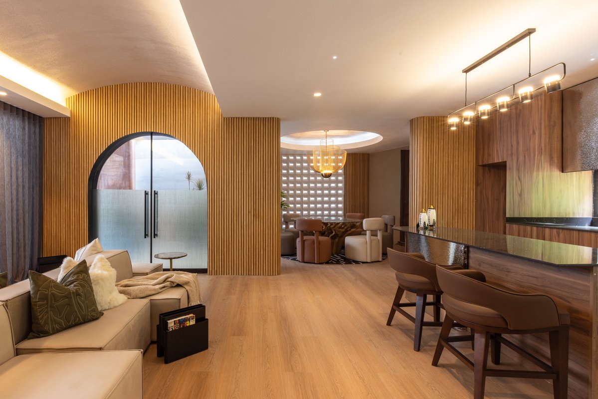 CASACORPERU's tweet photo. Un flat de 200 m² diseñado por Olenka Marquina para emprendedores digitales que buscan vivir, crear y conectar en un mismo espacio, combinando tecnología, naturaleza y bienestar. #CASACORPerú2026 #CASACORPerú #Arquitectura #Diseño https://t.co/cIbXHtGfKj