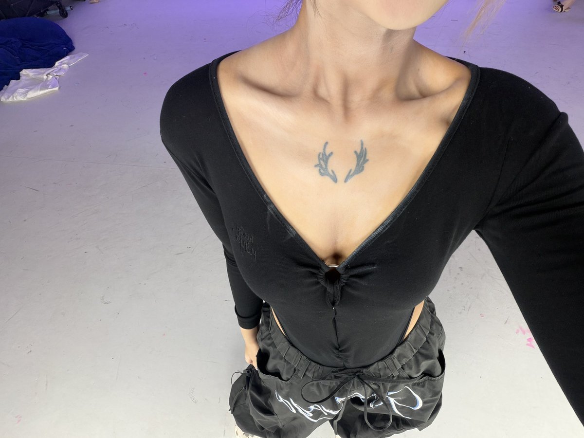 JennyD0005's tweet photo. 抛开身上没涂匀的素颜霜之外
我真的很爱自己的锁骨 https://t.co/N727ALWv9Z