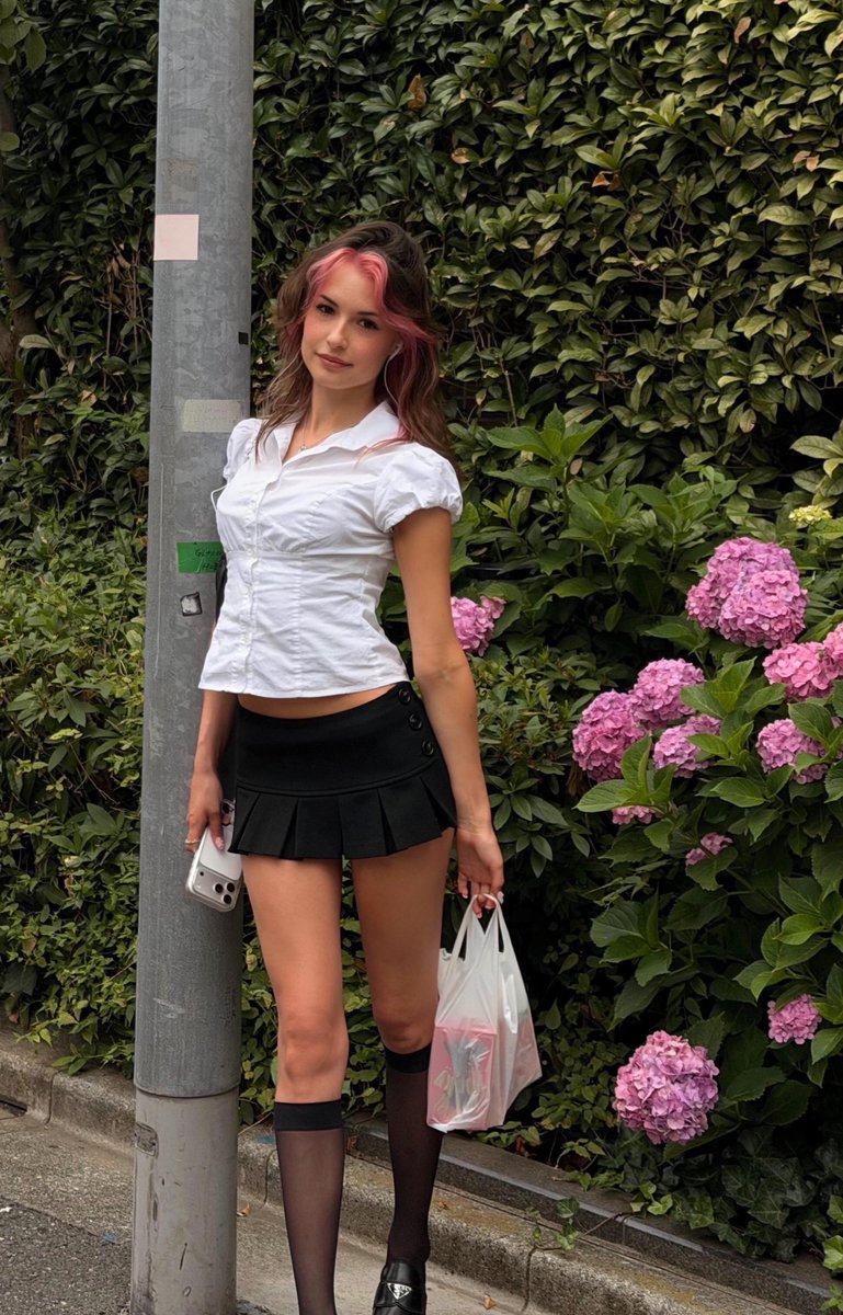 JohnGoesWest's tweet photo. Rae's assistant has no business being this fine.
Emily 😍😵‍💫 https://t.co/mmjQ5DPdnO