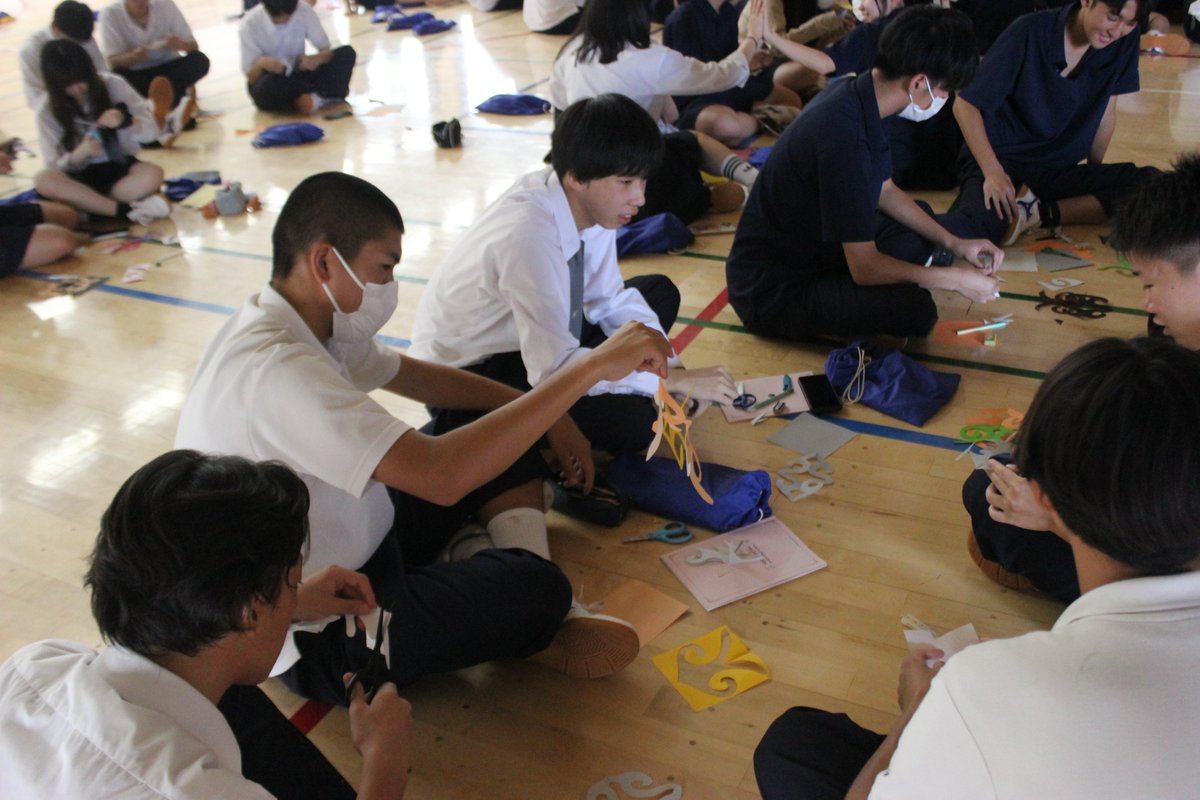 ashigara_h's tweet photo. 修学旅行事前学習  アイヌ民族文化財団

9月17日、修学旅行事前学習としてアイヌ民族文化財団の方からの講演を聴き、切絵の作成体験も行いました。

ピリカ(可愛いという意味)なアイヌ文様を実際に作成することで、アイヌ文化の理解を深めることができました。 https://t.co/Dq4hZfxlFJ
